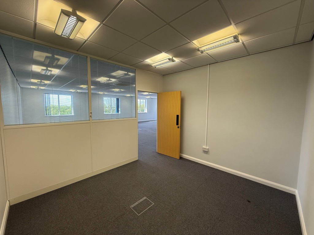 Lot: 51 - LEASEHOLD COMMERCIAL BUILDING WITH FOUR OFFICE SUITES - Alternative view of third office on upper floor